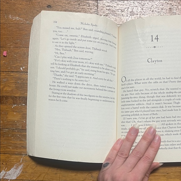 The Lucky One by Nicholas Sparks Book paperback book - Picture 11 of 12